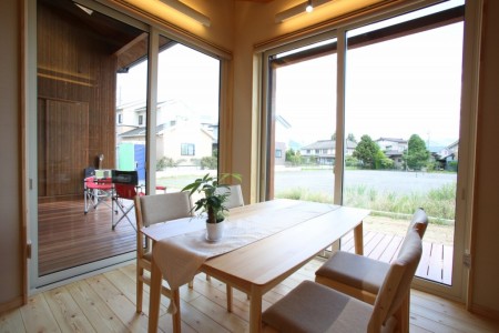 ダイニングとウッドデッキ